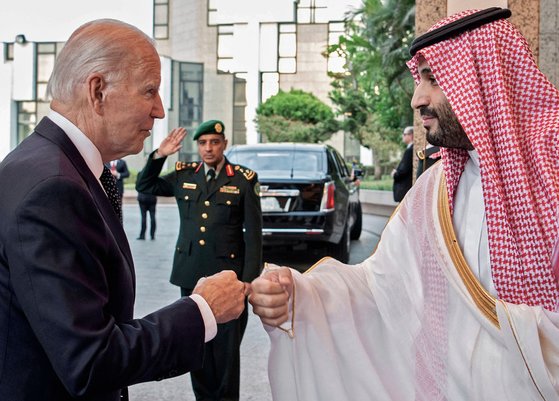지난 7월 사우디아라비아를 찾은 조 바이든 미국 대통령(왼쪽)과 빈 살만 사우디 왕세자의 모습. AFP=연합뉴스