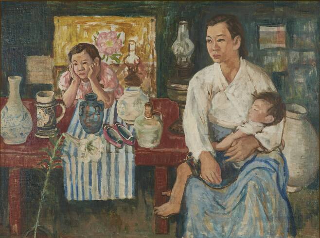 임군홍, ‘가족’, 1950년, 개인 소장. 화가가 사랑했던 가족, 도자기, 꽃신, 백합 등이 모두 한데 모여 있다.