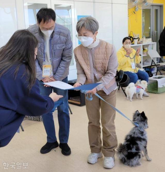 이은혜(왼쪽)씨가 지난달 26일 서울 마포구 서울시 동물복지지원센터에서 반려동물 시민학교 수료증을 받고 있다. 서울시 동물복지지원센터 제공