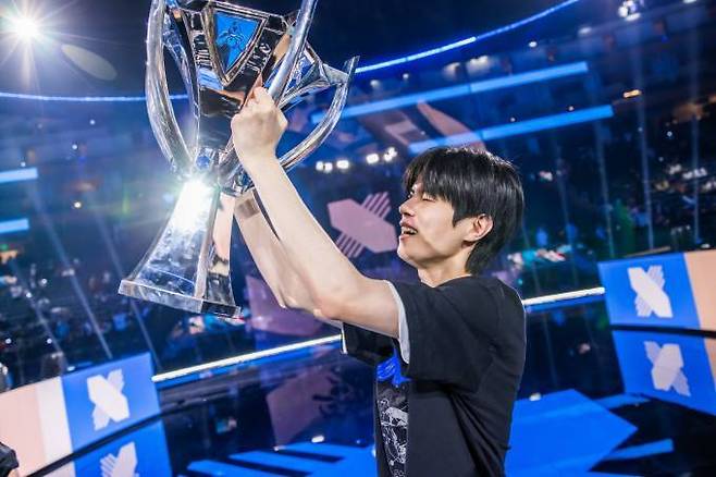 '데프트' 김혁규가 2022 LoL 월드챔피언십에서 우승을 차지한 뒤 환하게 웃고 있다. 라이엇 게임즈