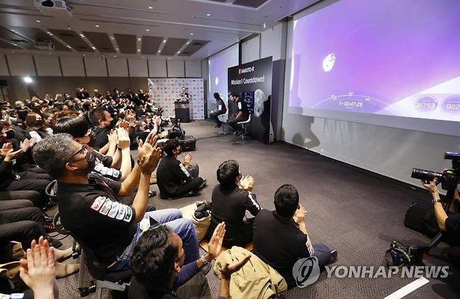 일본 달 착륙선 발사 성공에 기뻐하는 사람들 (도쿄 교도=연합뉴스) 일본 우주기업 '아이스페이스' 관계자들이 11일 '하쿠토-R' 미션1 착륙선이 로켓에서 성공적으로 분리되자 기뻐하고 있다. 2022.12.11 photo@yna.co.kr