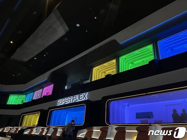 롯데시네마 수퍼플렉스 발코니 형태의 2층 독립 부스.