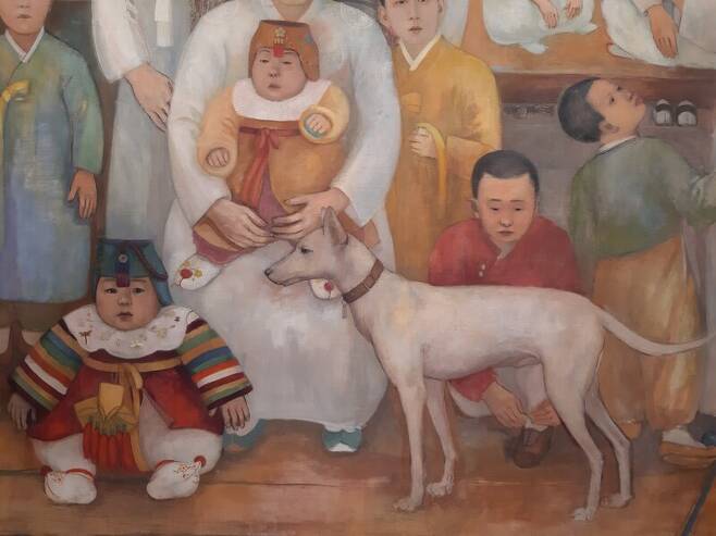 <가족도>의 가운데 아랫부분. 집에서 키우는 서양 개와 색동옷을 입은 채 주저앉은 아이의 이미지가 보인다.