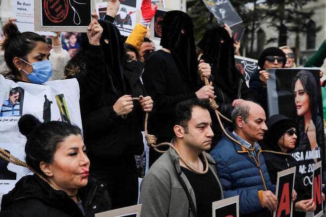 이란의 이른바 ‘히잡 시위’를 지지하는 시위가 10일(현지시각) 터키 이스탄불에서 진행되고 있다. 최근 이란 당국의 사형 집행이 잇따르는 가운데, 시위 참가자들이 교수형 집행 모습을 묘사하며 이란 정부에 항의하고 있다. 로이터 연합뉴스