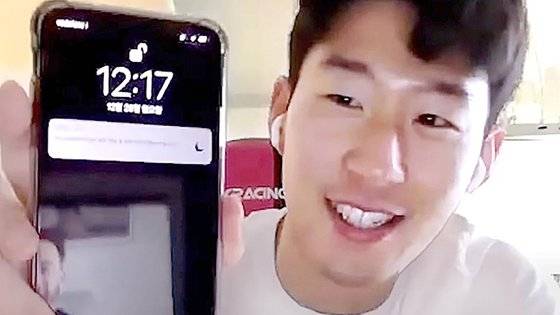 손흥민 선수가 자신의 아이폰을 보여주는 모습. 유튜브 캡처