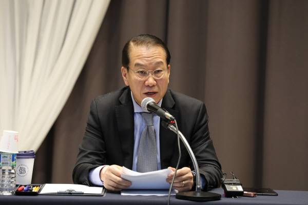 권영세 통일부 장관이 13일 인천 라르고빌 리조트에서 열린 출입기자단 워트숍에서 기자회견을 하고 있다. 통일부 제공