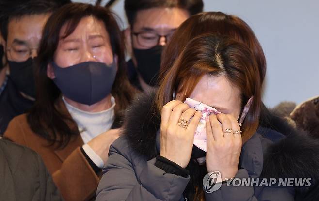 눈물 흘리는 이태원 참사 유가족 (서울=연합뉴스) 한상균 기자 = 10일 중구 달개비에서 열린 이태원 참사 유가족협의회 창립선언 기자회견에서 참석자들이 눈물을 흘리고 있다. 2022.12.10