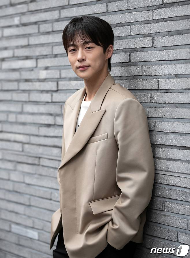 배우 배인혁이 12일 서울 강남구의 한 카페에서 라운드 인터뷰에 앞서 포즈를 취하고 있다. 2022.12.12/뉴스1 ⓒ News1 이승배 기자