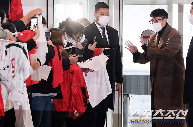 손흥민이 13일 오전 런던으로 출국했다. 손흥민이 팬들을 향해 손을 흔들며 인사하고 있다. 인천공항=정재근 기자 cjg@sportschosun.com/2022.12.13/