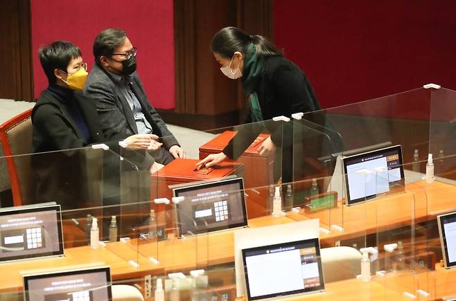 (서울=뉴스1) 허경 기자 = 권은희 국민의힘 의원이 11일 서울 여의도 국회에서 열린 본회의에서 더불어민주당 발의의 이상민 행정안전부 장관 해임건의안 투표를 하고 있다. 2022.12.11/뉴스1 /사진=뉴스1화상