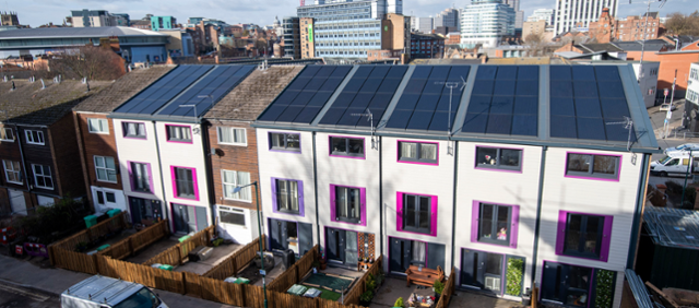 영국 중부 도시 노팅엄에 있는 친환경 주택 위에 태양광 패널이 설치돼있다. 에너지스프롱 캡처