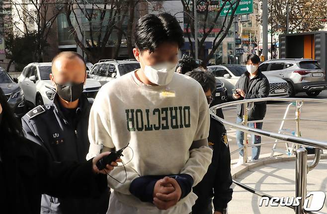 (서울=뉴스1) 박지혜 기자 = 김봉현 전 스타모빌리티 회장의 도주를 도운 의혹을 받는 김 전 회장의 조카가 8일 오후 서울 양천구 남부지법에서 열린 구속영장 실질심사를 받기 위해 법원에 출석하고 있다. 2022.12.8/뉴스1 Copyright (C) 뉴스1. All rights reserved. 무단 전재 및 재배포 금지.