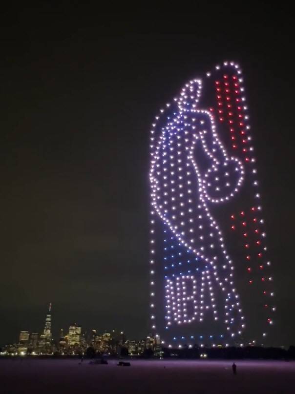 뉴욕 밤하늘 수놓은 NBA… : 지난 6월 21일 2022 NBA 드래프트를 축하하는 드론 쇼가 미국 뉴욕주 상공에서 펼쳐지고 있다. 경제난에 최근 밤하늘을 광고판으로 이용하는 ‘스카이버타이징’이 주목받고 있다. NBA커뮤니케이션스 트위터 캡처