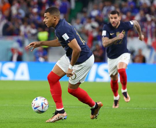 지난 4일 오후(현지시간) 카타르 도하 앗수마마 스타디움에서 열린 2022 카타르 월드컵 16강전 프랑스와 폴란드의 경기. 프랑스 킬리안 음바페가 드리블하고 있다.사진=연합뉴스