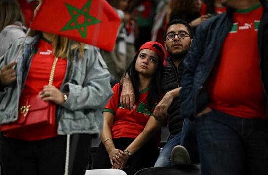 모로코 축구 팬들이 14일(현지시간) 카타르 알코르의 알바이트 스타디움에서 열린 2022 카타르 월드컵 4강전 프랑스 대 모로코 경기 종료 후 침울한 표정을 짓고 있다.사진=연합뉴스