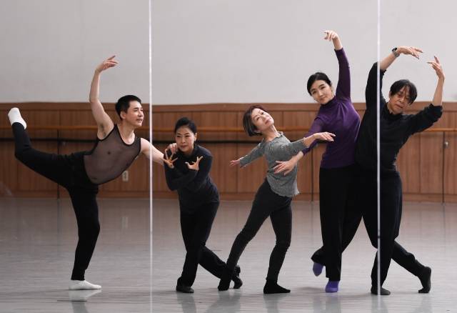 무용수, 안무가 그리고 지도자로서 평생 최선을 다해 온 원로 현역 발레 무용가들의 무대인 ‘스페셜 발레-존재의 이유’가 20~21일 서울 광진구 나루아트센터에서 열린다. 이번 무대에 참여하는 문영철(왼쪽부터), 백연옥, 조윤라, 김순정, 제임스전 등 5명이 최근 한양대 무용과 연습실에서 리허설 도중 포즈를 취하고 있다. 이한결 기자