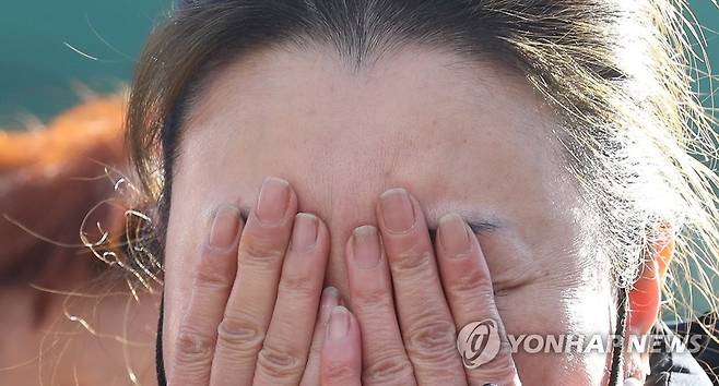 창원시의원 막말에 멈추지 않는 눈물 (창원=연합뉴스) 김동민 기자 = 이태원 참사 유가족협의회와 민변(민주사회를 위한 변호사모임)이 15일 경남 창원시의회 입구에서 '이태원 참사 막말 김미나 시의원 규탄 기자회견'을 여는 동안 한 유족이 손으로 눈물을 닦고 있다. 2022.12.15
