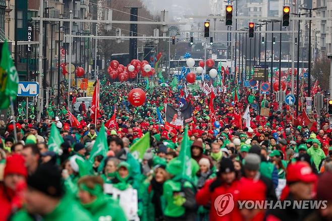 벨기에서 '고물가 대책·임금인상 촉구' 총파업…국제공항 60% 결항 (브뤼셀 EPA=연합뉴스) 벨기에 전역의 운송 부문 근로자들이 16일(현지시간) 에너지 등 물가 급등에 상응하는 임금인상을 촉구하며 24시간 총파업에 돌입하면서 대중교통 및 항공편이 무더기 차질을 빚었다. 사진은 이날 오전 브뤼셀 도심에서 조합원들이 행진하고 있는 모습. 2022.12.16 photo@yna.co.kr