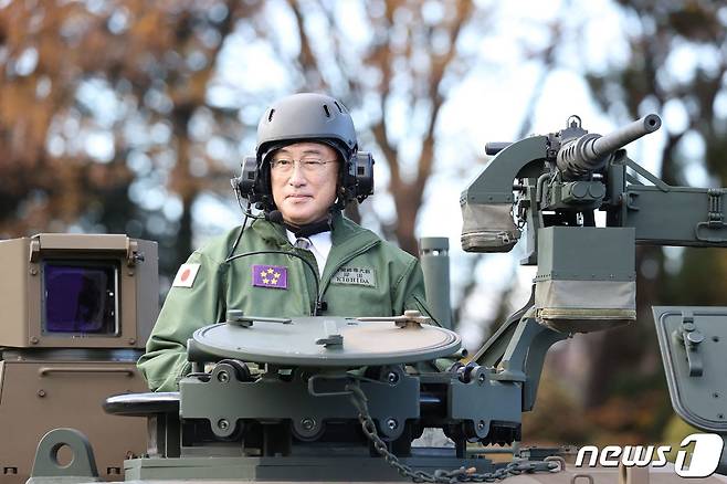 기시다 후미오 일본 총리가 육상자위대 타입 10 탱크에 탑승하고 있다. ⓒ AFP=뉴스1 ⓒ News1 강민경 기자