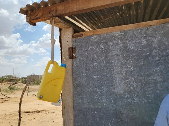 지난 7일(현지시간) 케냐 투르카나주의 나크와메키 마을의 화장실 모습. 마을 전체 150가구 중 138가구에 개별 화장실을 설치했다. 화장실 바깥에 걸린 물통과 비누. [외교부 공동취재단(케냐 투르카나주)]