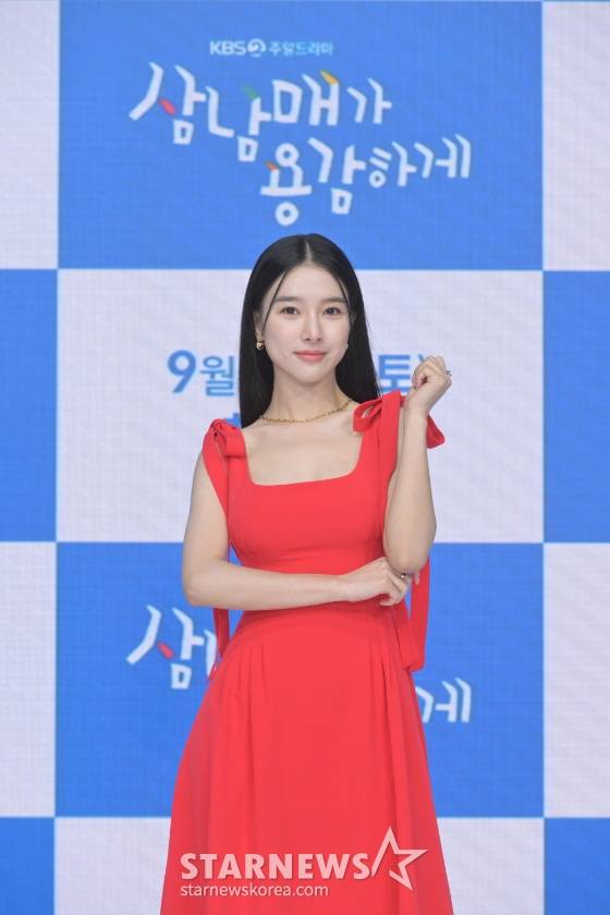 배우 김소은이 21일 오후 온라인으로 진행된 KBS 주말드라마 '삼남매가 용감하게' 제작발표회에 참석해 포즈를 취하고 있다. '삼남매가 용감하게'는 가족을 위해 양보하고 성숙해야 했던 K-장녀와 톱스타로 가족을 부양해야 했던 K-장남이 만나 행복을 찾아 나선다는 한국형 가족의 '사랑과 전쟁' 이야기다. 오는 24일 첫 방송. / 사진제공 = KBS /사진=김창현 기자 chmt@
