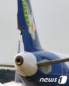 19일 오전 9시 50분쯤 인천공항 제1터미널 계류장에서 라오스 비엔티안으로 떠날 예정이던 라오항공(QV924) 여객기가 에어프레미아(HL8517) 항공기와 충돌했다. 라오항공기 꼬리 날개가 파손돼 있다.(인천공항공사 제공)2022.12.19/뉴스1