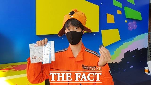 18일 서울 강남구 신사동 가로수길에서 '버닝 비버 페스티벌 2022'가 열린 가운데 한 행사 관계자가 'B토큰'과 'B-패스 여권'을 소개하고 있다. /신사동=최승진 기자