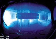 핵융합장치 ‘KSTAR’의 내부에서 다량의 전자가 고밀도로 형성된 플라스마가 시현된 모습. 원형 외곽의 짙은 색이 플라스마가 형성된 모습이고 주위의 하얀 빛은 플라스마가 적은 영역을 나타낸다.