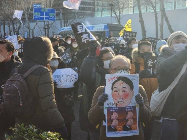 지난 17일 오후 촛불승리전환행동이 서울 지하철4·6호선 삼각지역 인근서 사전집회를 열었다. 이들은 "XX하고 자빠졌네" 등 욕설이 담긴 노래를 부르며 서울역까지 행진했다.