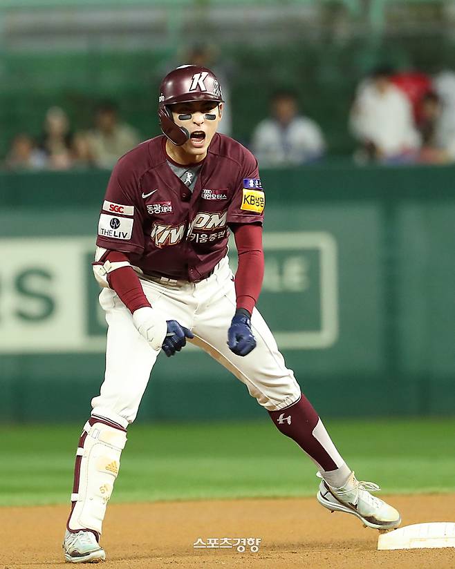 키움 이정후가 지난달 7일 인천 SSG랜더스필드에서 열린 SSG와의 한국시리즈 5차전 1회초 안타를 친 뒤 더그아웃을 향해 파이팅을 외치고 있다. 인천 | 정지윤 선임기자