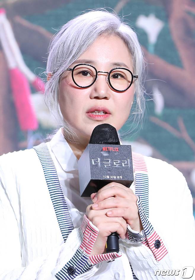 김은숙 작가가 20일 서울 종로구 JW 메리어트 동대문 스퀘어 서울에서 열린 넷플릭스 드라마 '더 글로리' 제작발표회에서 인사말을 하고 잇다. '더 글로리'는 유년 시절 폭력으로 영혼까지 부서진 문동은(송혜교 분)이 온 생을 걸어 치밀하게 준비한 처절한 복수와 그 소용돌이에 빠져드는 이들의 이야기를 그렸다. ‘태양의 후예’를 집필한 김은숙 작가와 배우 송혜교의 두 번째 만남으로 이목이 집중되고 있다. 2022.12.10/뉴스1 ⓒ News1 권현진 기자