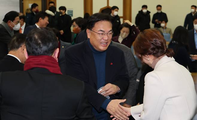 국민의힘 정진석 비상대책위원장이 21일 오전 국회 의원회관에서 열린 '국민공감' 2차 공부 모임에 참석하며 의원들과 인사하고 있다. /연합뉴스