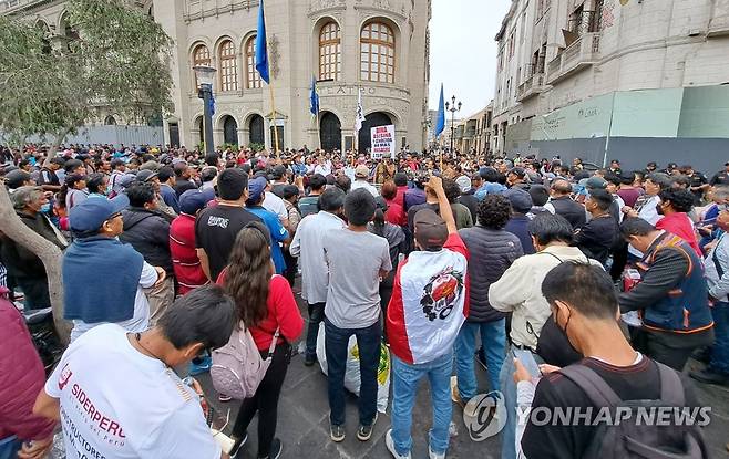 연일 '탄핵 반발 시위'가 벌어지는 페루 리마의 시내 (리마=연합뉴스) 이재림 특파원 = 16일(현지시간) 페루 리마 대통령궁 인근 산마르틴 광장에서 페드로 카스티요 전 대통령 지지자들로 구성된 시위대가 카스티요 전 대통령 석방과 조기 선거 등을 요구하는 집회를 하고 있다. 2022.12.17 walden@yna.co.kr