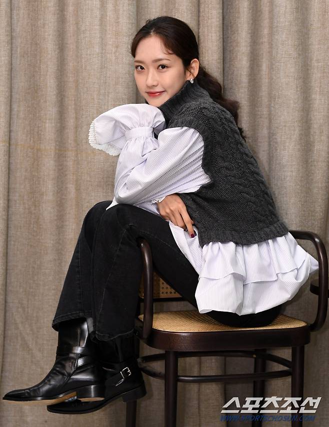 배우 한지현이 15일 서울 강남구 신사동 한 카페에서 라운드 인터뷰 전 포즈를 취하고 있다. 신사동=박재만 기자 pjm@sportschosun.com/2022.12.15/