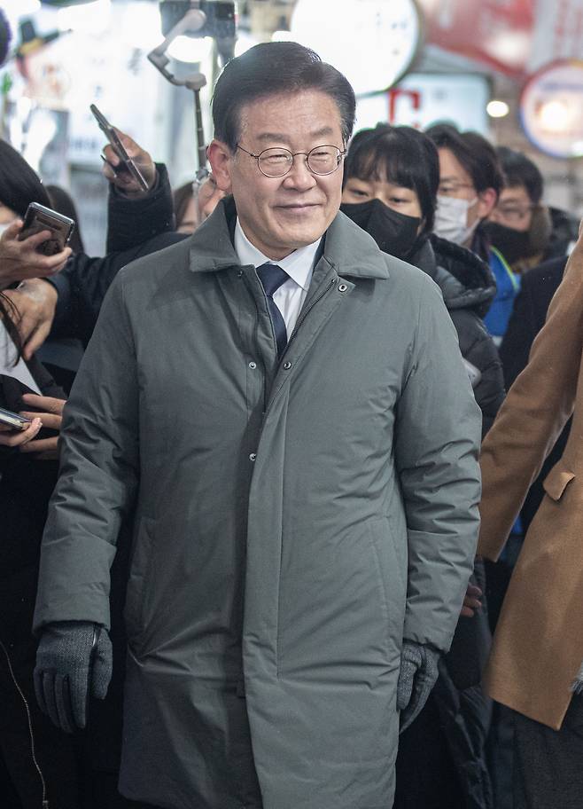 이재명 더불어민주당 대표가 22일 오전 경북 안동시 옥야동 안동중앙신시장에서 시민들과 인사하기 위해 이동하고 있다. /뉴스1