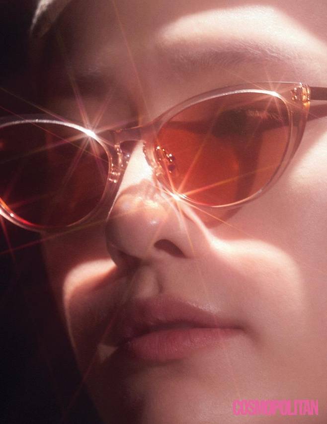 울 코트 5백45만원, 셔츠 91만원, 데님 쇼츠 8백90만원, 모자 56만원, 목걸이 1백30만원, 미디 부츠 2백90만원 모두 구찌. 안경 21만8천원 카린. 반지 가격미정 크롬하츠.