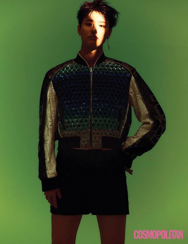 크리스털 블루종 점퍼, 쇼츠 모두 가격미정 드리스 반 노튼. 귀고리 (왼쪽부터)가격미정 크롬하츠. 본인 소장품.