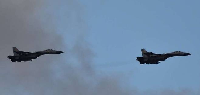 중국 항공모함인 랴오닝에서 16~20일 함재기와 함재헬기가 130여번이나 이착함하는 강도 높은 훈련을 벌였다. 중국 함재기 J-15의 모습. 일본 통합막료감부