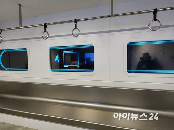 지하철 창문에 적용된 투명OLED