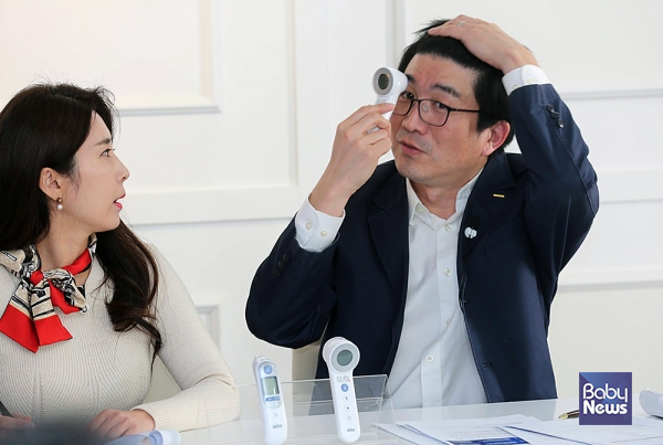 비접촉식 피부적외선 체온계는 측정하고자 하는 신체 부위에서 2.5cm가량을 거리를 두고 측정해야 한다. 소장섭 기자 ⓒ베이비뉴스