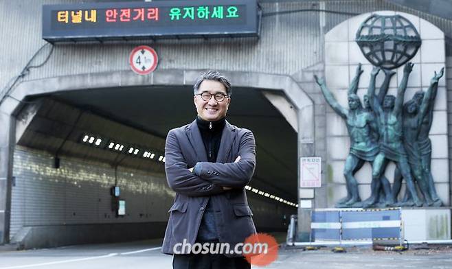 ‘강남 개발의 시발점’이자 ‘경부고속도로의 출발점’인 남산 1호 터널 앞에 선 전상인 교수는 “박정희의 근대화 혁명은 국가의 공간 구성을 바꿔놓은 ‘공간 혁명’이었다”고 말했다.