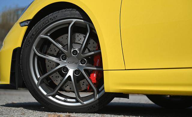 포르쉐 718 카이맨 GT4