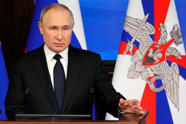 블라디미르 푸틴 러시아 대통령이 21일(현지시간) 모스크바에서 군 장성들이 참석한 국방부 이사회 확대회의에 참석해 연설하고 있다. AP 뉴시스