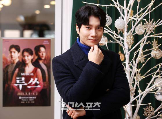 창작뮤지컬 '루쓰'에서 '보아스'역을 맡은 배우 김다현이 20일 오후 서울 서초구 힘컨텐츠 사옥에서 진행된 일간스포츠와의 인터뷰에 앞서 포즈를 취하고 있다. '루쓰'는 구약성서 속 '룻기'를 토대로 한 작품으로, 내년 3월 5일부터 4월 2일까지 광림아트센터 BBCH홀에서 공연된다. 김민규 기자 mgkim1@edaily.co.kr /2022.12.20/
