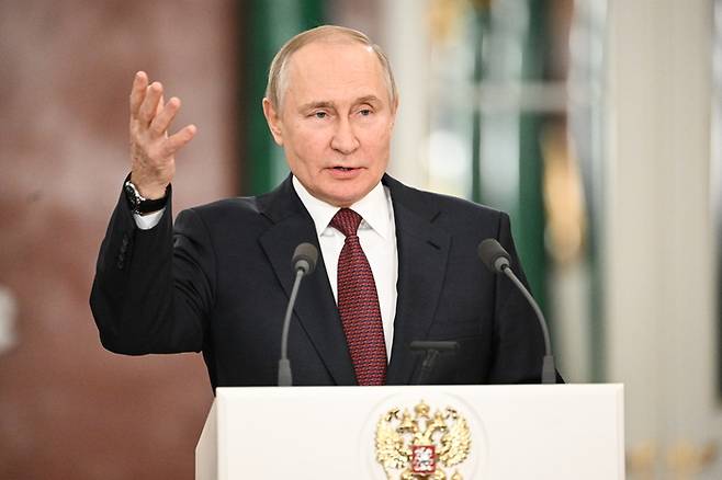 블라디미르 푸틴 러시아 대통령이 22일(현지시간) 모스크바 크렘린궁에서 열린 기자회견에서 “우리의 목표는 군사적 충돌의 바퀴를 돌리는 것이 아니라, 반대로 이 ‘전쟁’을 끝내는 것”이라고 말했다.  [타스 연합뉴스]