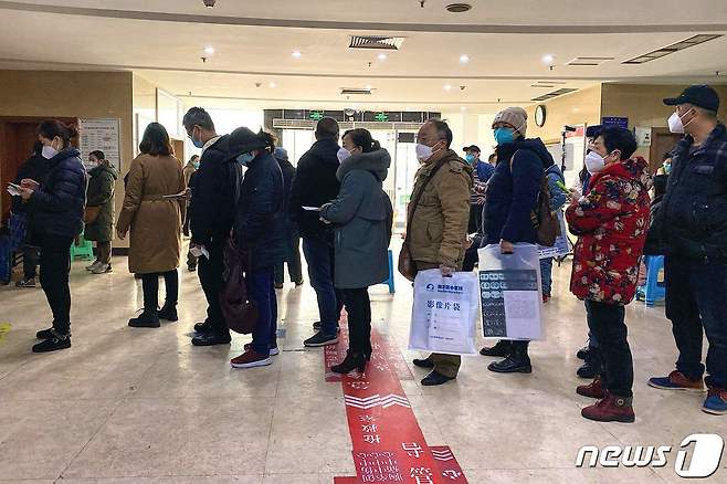 23일(현지시간) 중국 충칭 5호 인민병원에서 사람들이 줄을 서고 있다. 중국은 12월에만 약 2억5000만 명이 코로나19에 감염된 것으로 전해졌다. ⓒ AFP=뉴스1 ⓒ News1 권진영 기자