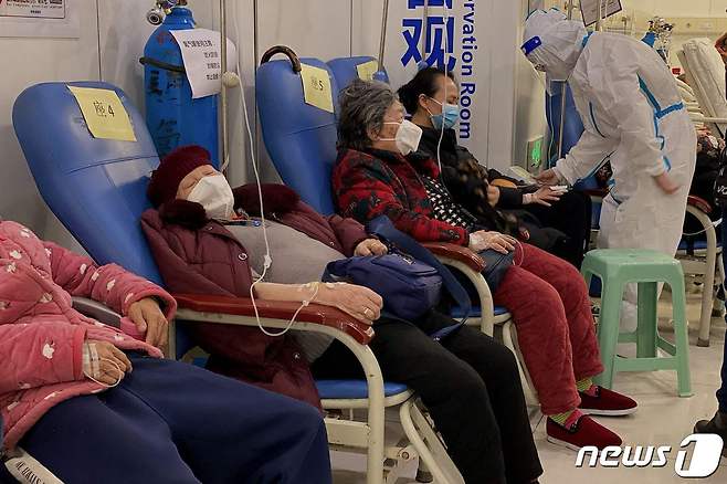 23일(현지시간) 코로나19 확산 속 중국 충칭의 병원에서 의료진이 환자를 돌보고 있다. ⓒ AFP=뉴스1 ⓒ News1 우동명 기자