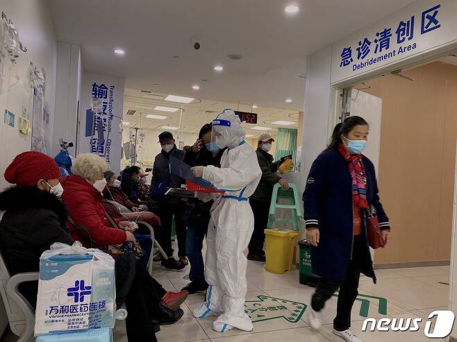 23일 중국 충칭시 충칭의과대학 제2부속병원에서 사람들이 신종 코로나바이러스 감염증(코로나19) 관련 진료를 받기 위해 대기하고 있다. ⓒ AFP=뉴스1 ⓒ News1 이유진 기자