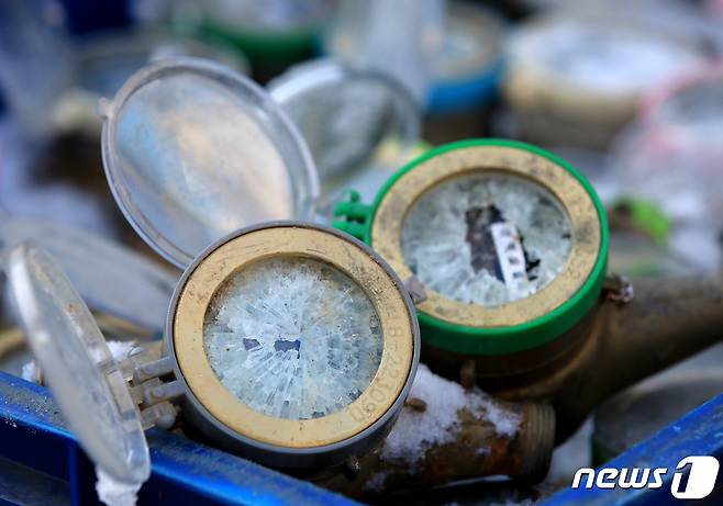 지난 23일 서울 종로구 중부수도사업소 효자가압장에 동파된 수도계량기가 놓여 있다. 2022.12.23/뉴스1 ⓒ News1 구윤성 기자