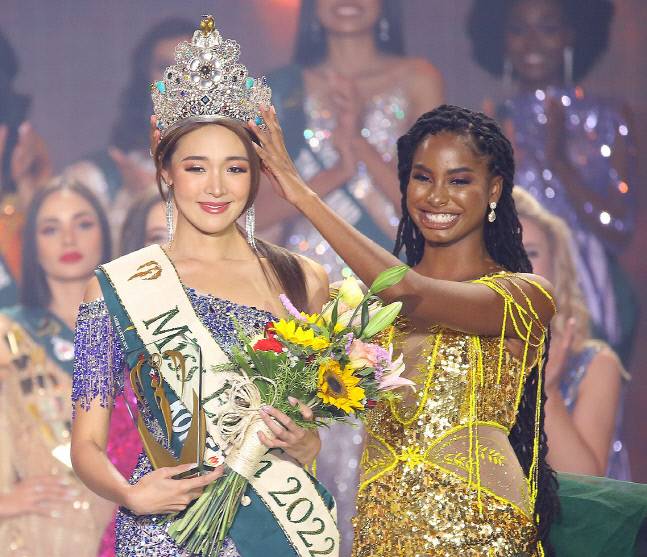 미스 어스에 당선된 최미나수가 지난해 당선자인 벨리즈의 데스티니 와그너로부터 왕관을 전달받고 있다. 사진 | 최미나수 SNS